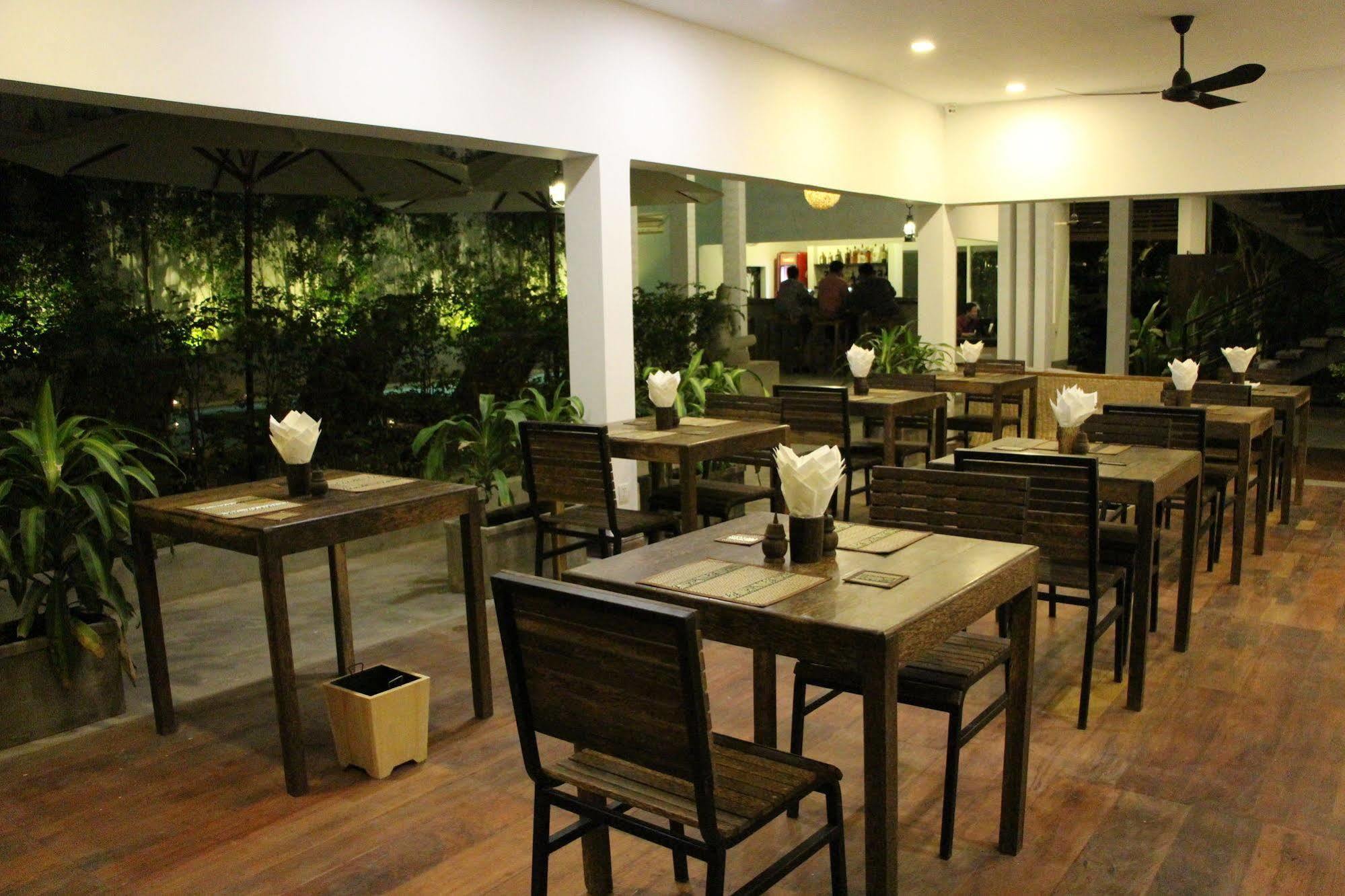 Palm Tree Boutique Hotel Phnom Penh Exterior photo