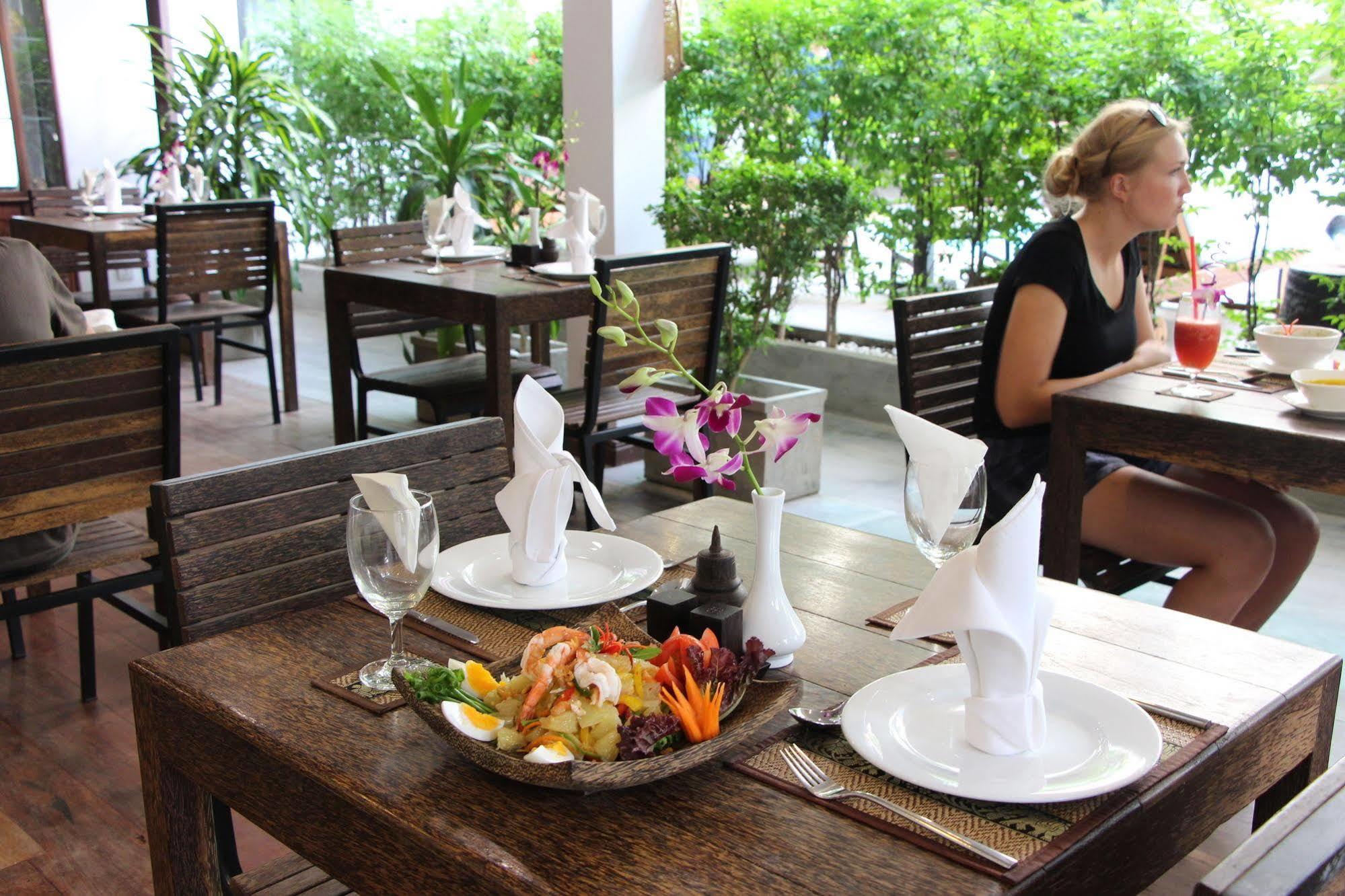 Palm Tree Boutique Hotel Phnom Penh Exterior photo